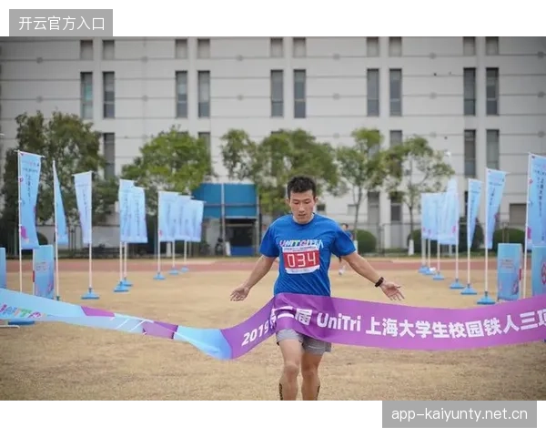 铁人三项选手体能爆表，冲线后依然能接受采访